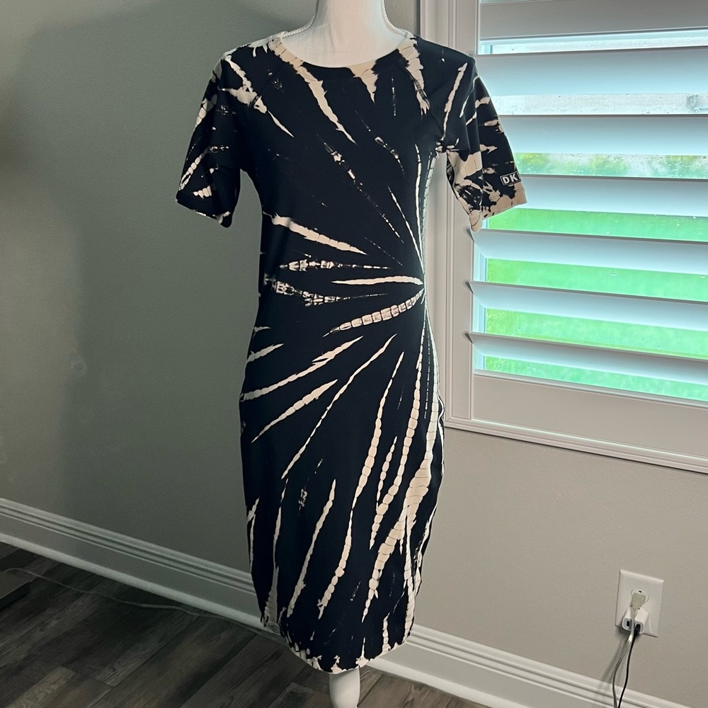 DKNY stretch dress. Small. Blk/White. Stretchy. Used once. Like New.